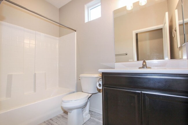 Building Photo - Four Bedroom Saddlewood Home