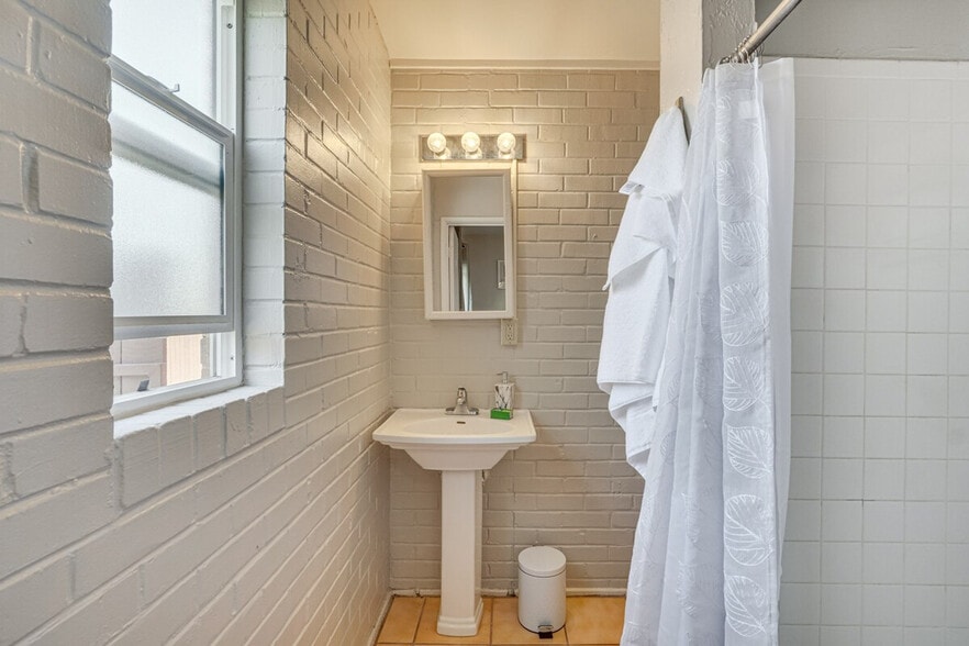 Building Photo - 858 E Alturas St