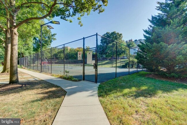 Building Photo - 2707 S Walter Reed Dr