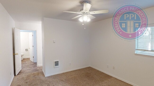 Building Photo - Desirable West Linn Location / Walk To The...