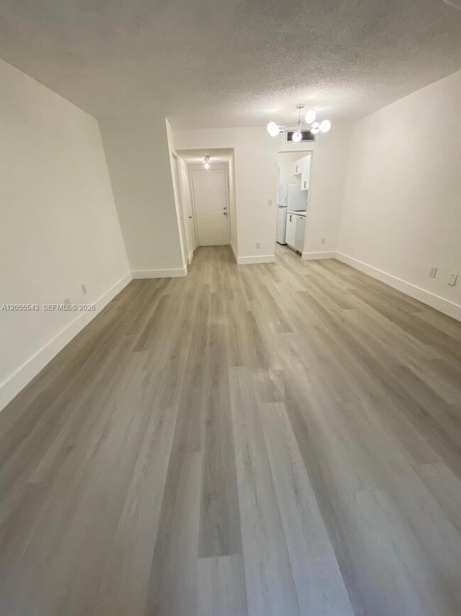 Building Photo - 10901 N Kendall Dr