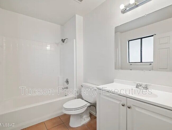 Building Photo - 1107 W Sonora St