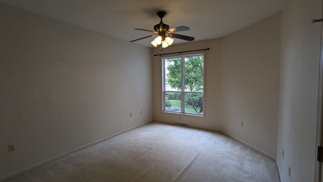 Building Photo - Easy New Berlin Living