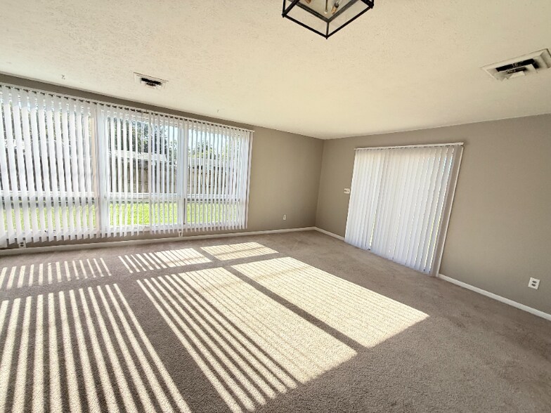 Building Photo - 1325 Longfellow Dr