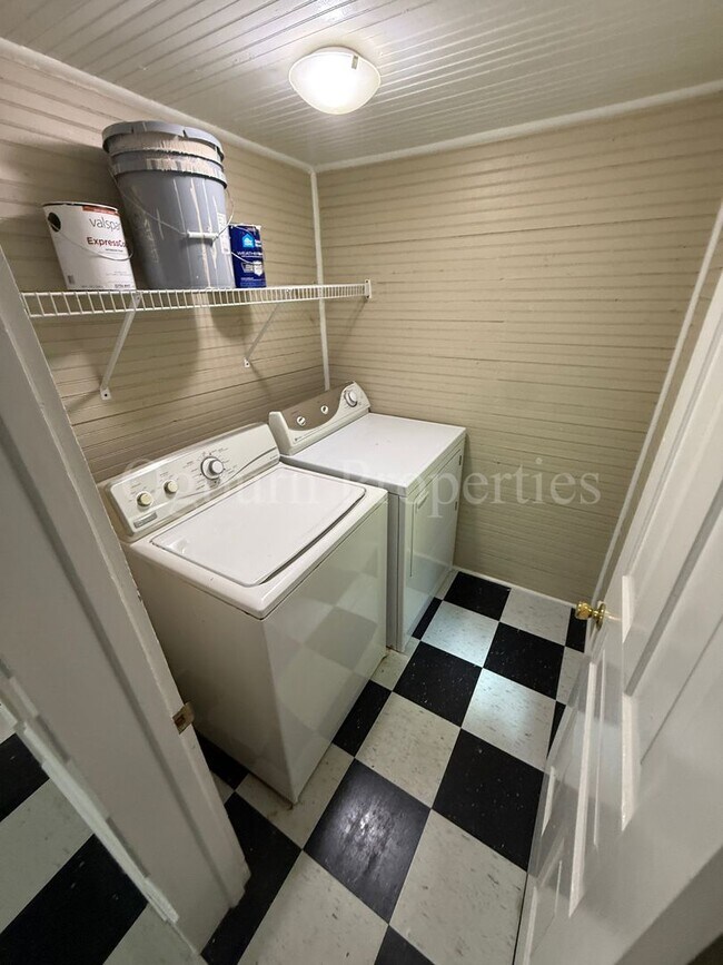Building Photo - 409 Granville Dr SW