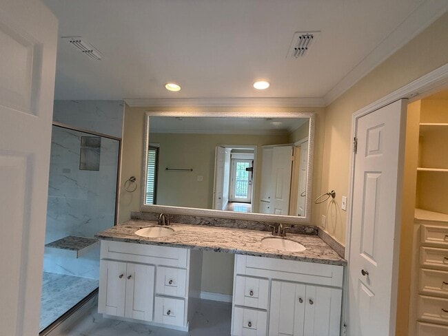 Building Photo - 201 Vanderpool Ln