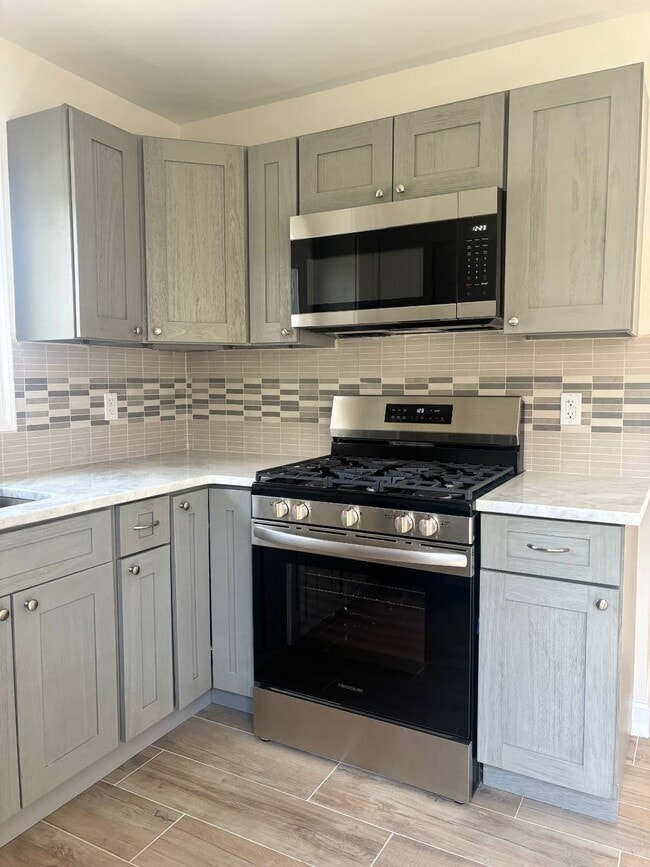 Building Photo - 527 Willowbrook Rd