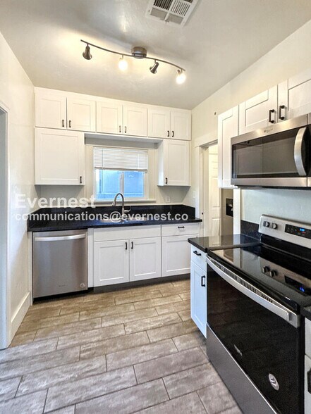 Building Photo - 934 E 7th St