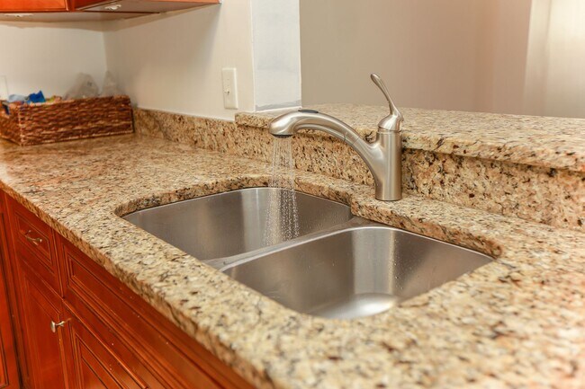 Building Photo - "Charming Kempsville Lake Townhome – Great Amenities & Location!"