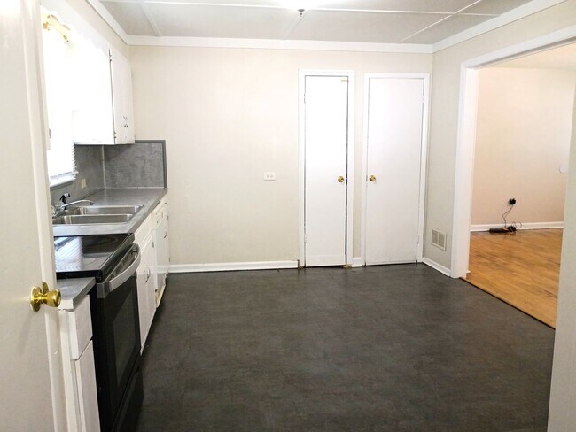Building Photo - Cute 3Bed/1Bath house with fenced backyard