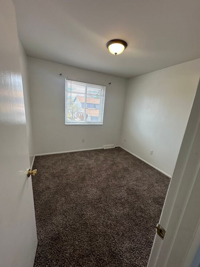 Building Photo - Long Realty & Property Management LLC - 4 bedroom 2.5 Bathroom in Aurora