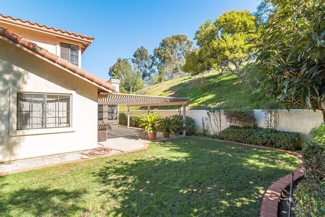 Building Photo - 4 Bedroom, 2.5 Bath House w/2 Garages on 1...