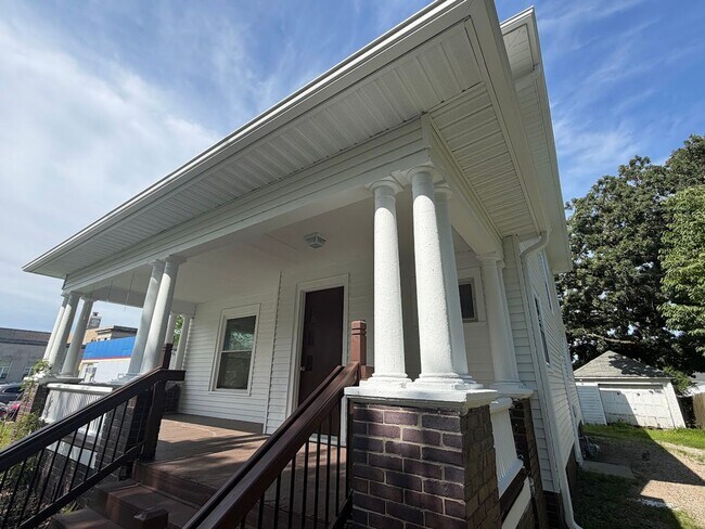 Building Photo - 611 Kellogg Ave