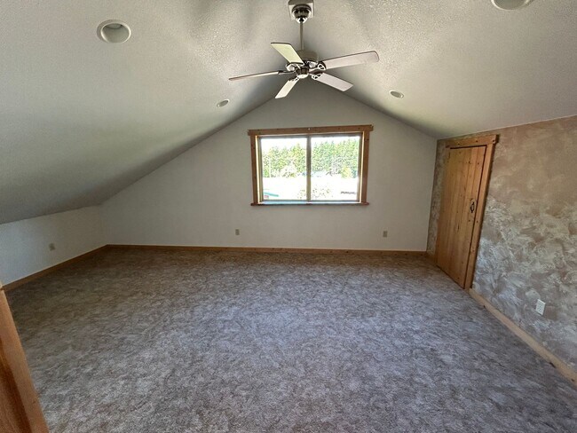 Building Photo - Beautiful 3 Bed, 2 Bath Home in Columbia Falls, MT - Close to Glacier National Park