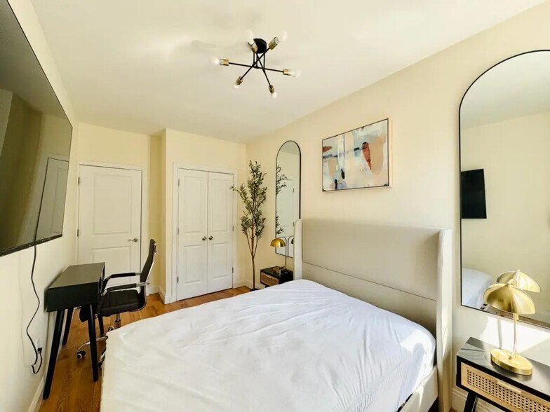 Building Photo - Furnished room/NOT APARTMENT