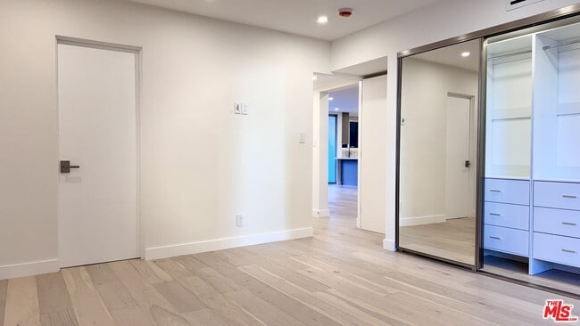 Building Photo - 414 N Palm Dr