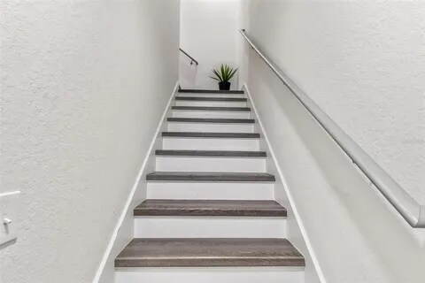 Building Photo - 8413 N Seminole Ave