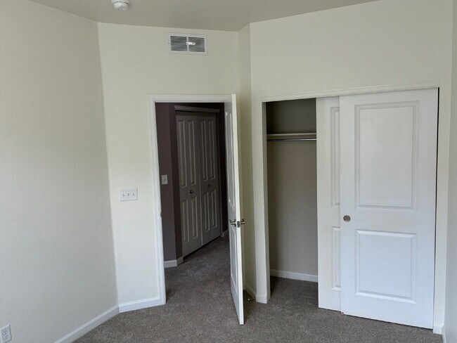 Building Photo - 9077 E Phillips Ln
