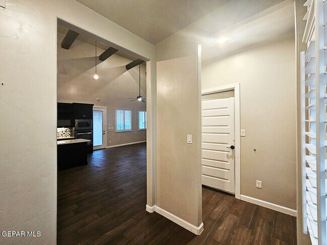 Building Photo - 13185 Tiverton Rd