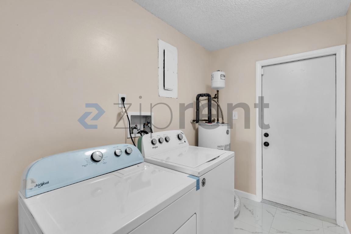 Building Photo - Unit B