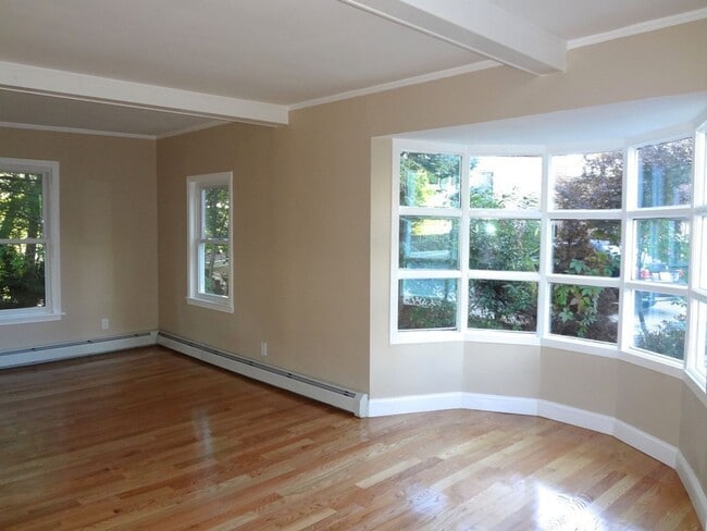 Building Photo - 1800 sqft 4-bed/1.5-bath Single Family Hom...