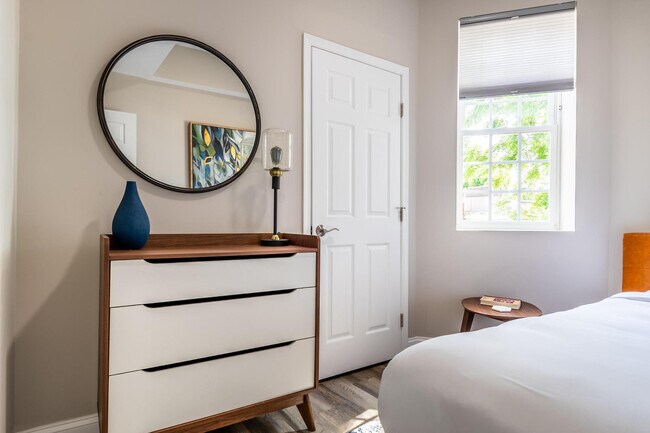 Building Photo - 701 E Street Southeast-SI ID1011208P