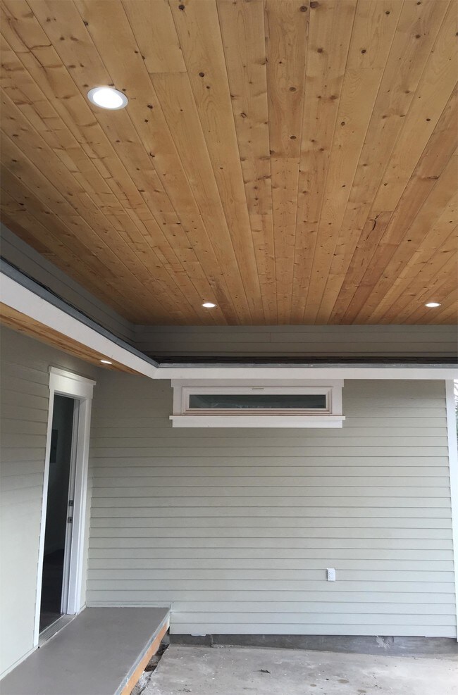 Building Photo - 305 Glenwood Rd