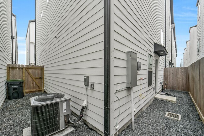 Building Photo - 718 W Donovan St