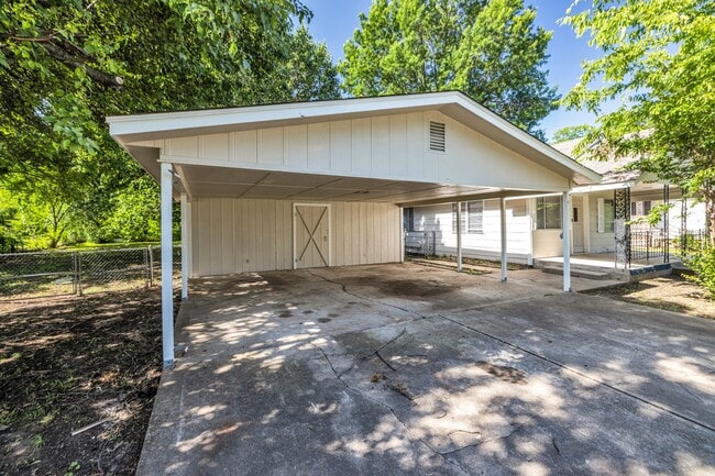 Building Photo - 114 E Ross Ave