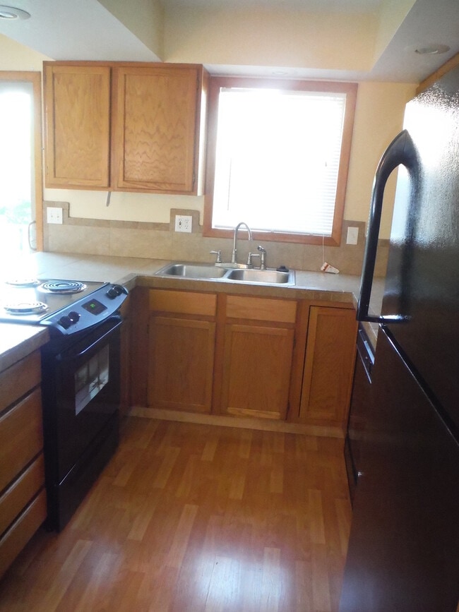 Building Photo - Cute 3 Bedroom Condo w/ Bonus Room - Walki...