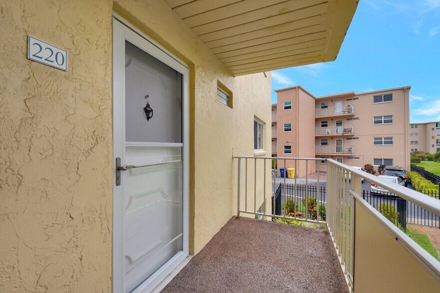 Building Photo - 2615 NE 3rd St