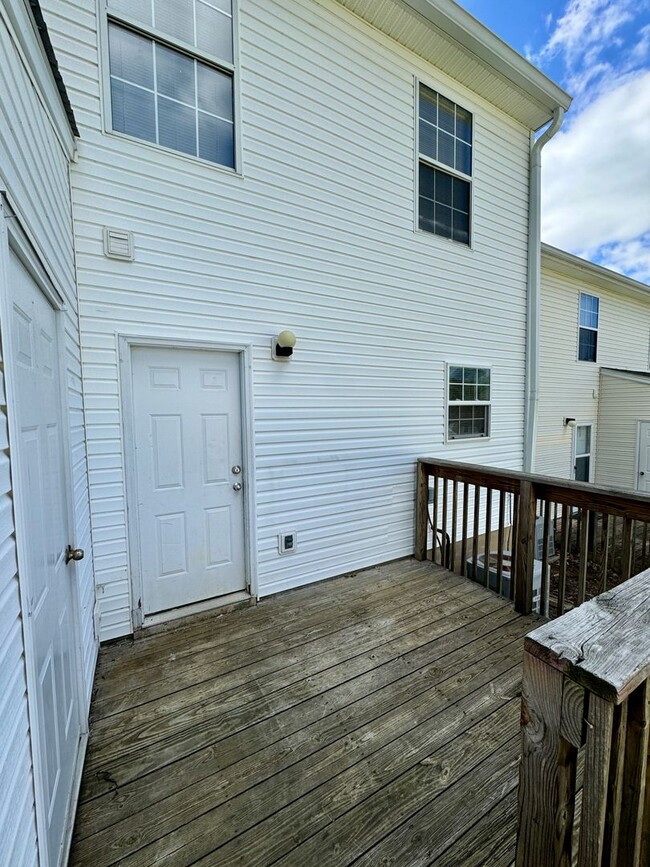 Building Photo - 4 Bedroom Townhome Near Patrick Henry Drive