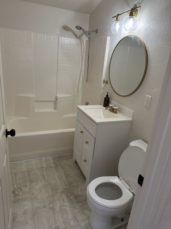 Building Photo - 4 Bed 1.5 Bath House