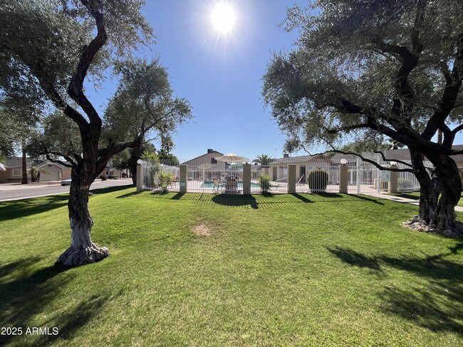 Building Photo - 3101 E Siesta Ln