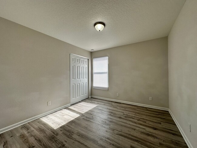 Building Photo - Pritchard Point - Three Bedroom Home