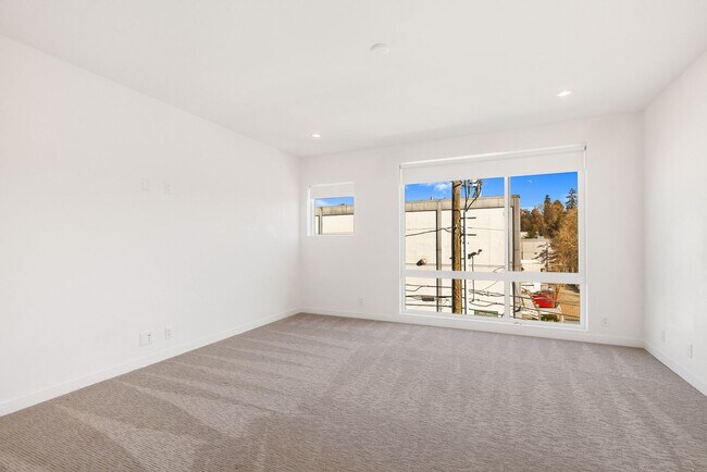 Building Photo - South Seattle Newer Townhome - Great location and floorplan