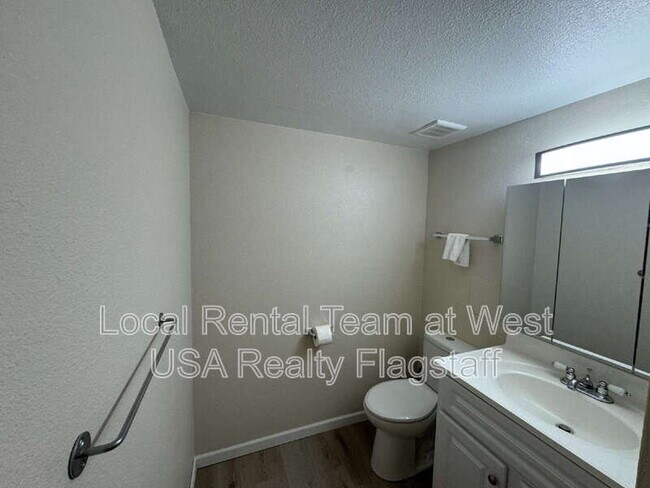 Building Photo - 702 E Crestview Ave