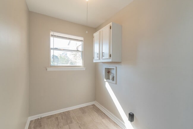 Building Photo - $1,300 - 3 bed/2 bath house for rent in Fl...