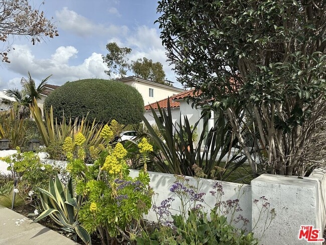 Building Photo - 128 S Swall Dr