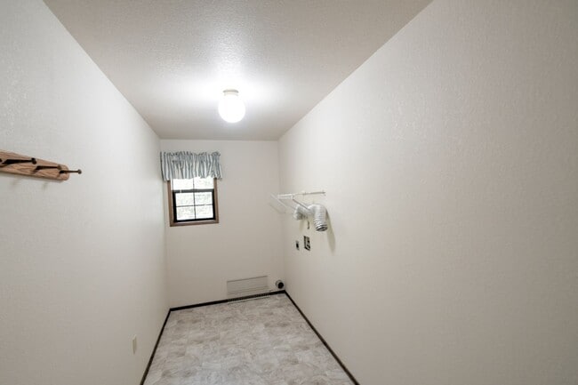 Building Photo - Rent 3 bed property for $2750 per month