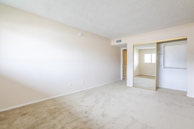 Building Photo - 220 E Live Oak St