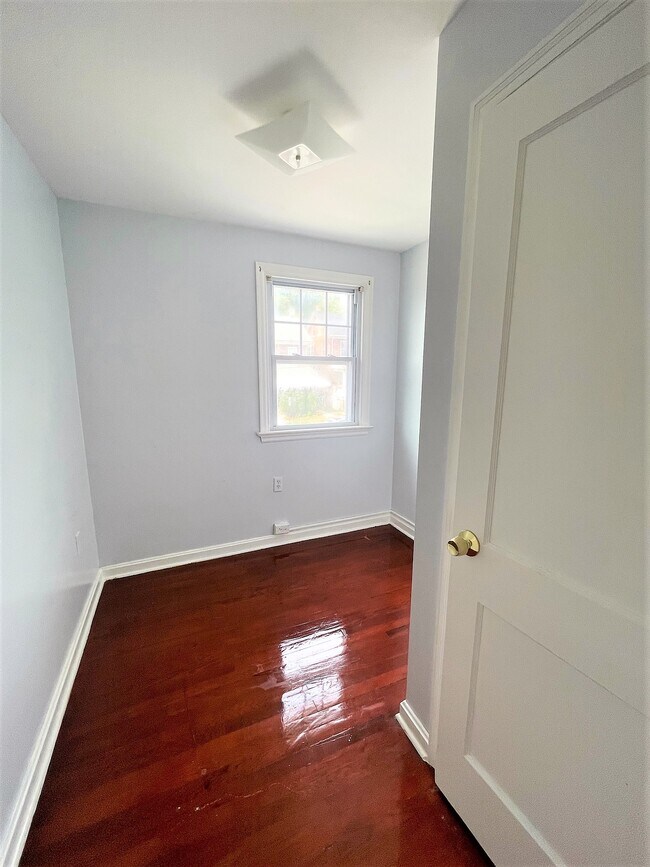 Building Photo - 627 S Ann St