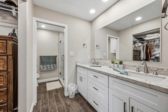 Building Photo - 7340 N Vía Camello Del Norte