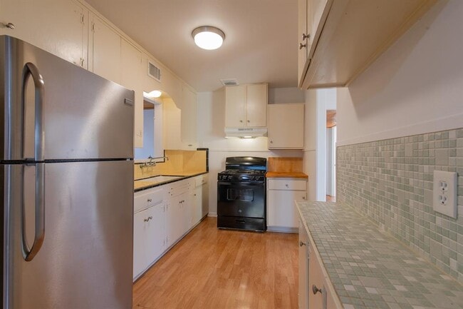 Building Photo - 5515 Roosevelt Ave