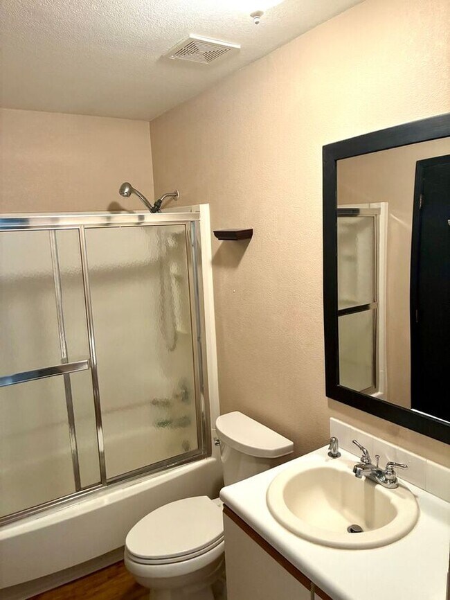 Building Photo - Move-In Special: 2 Weeks Free! Spacious 3 Bed, 1.5 Bath Apartment in Longmont