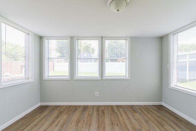 Building Photo - 578 Tryon Pl