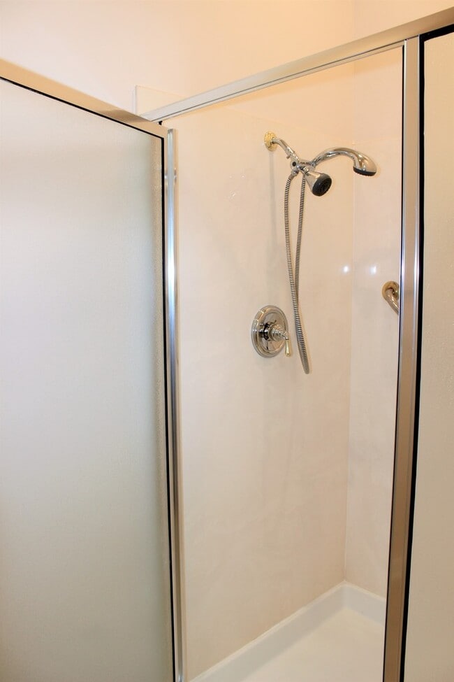 Building Photo - 103 Hill Country Dr