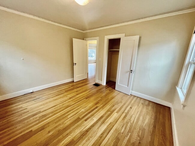 Building Photo - Rare Find, Large 3bd/2bathroom (w/ Bonus Rooms) House Near Rose City Golf Course