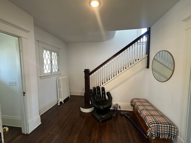 Building Photo - Spacious 3-Bedroom with Luxury Upgrades!!