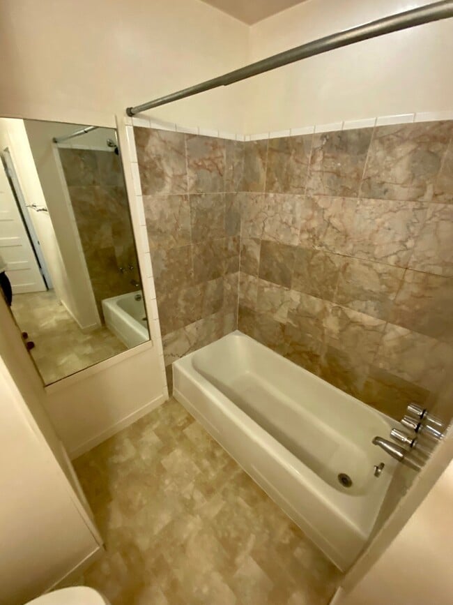 Building Photo - 414 S Pine St